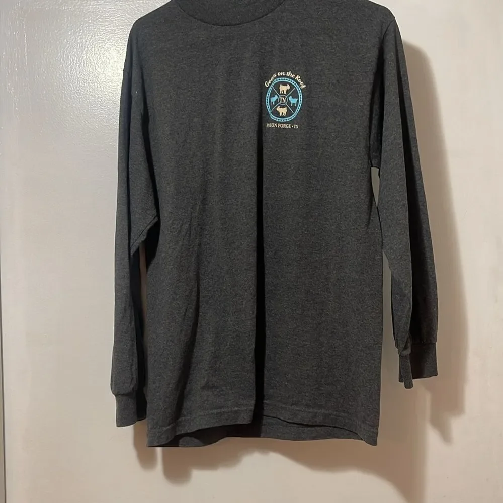 Goats on the roof, pigeon Forge, long sleeve T-shirt, size medium